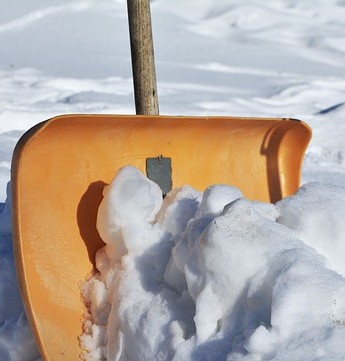 雪かき 除雪のご依頼 氷割り 氷柱落としも行っております 岩手の便利屋ラッキー